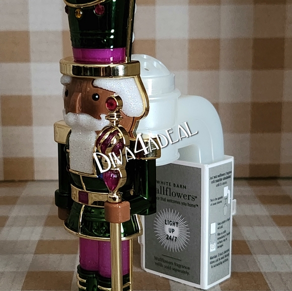 Bath & Body Works NUTCRACKER WITH CANDY CANE Wallflower Plug & Wallflower Refill - Picture 2 of 3